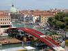 Novi most Benetke pometle pod preprogo