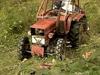 81-letnik umrl med prevračanjem traktorja