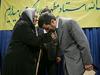 Ahmadinedžad poljublja in razburja