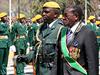 Kontroverzni Mugabe izžvižgan v parlamentu