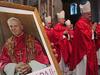 Kardinali so začeli konklave