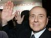 Berlusconi spet v družbi lepotic