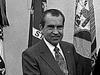 Kako pokopani Nixon tone še niže