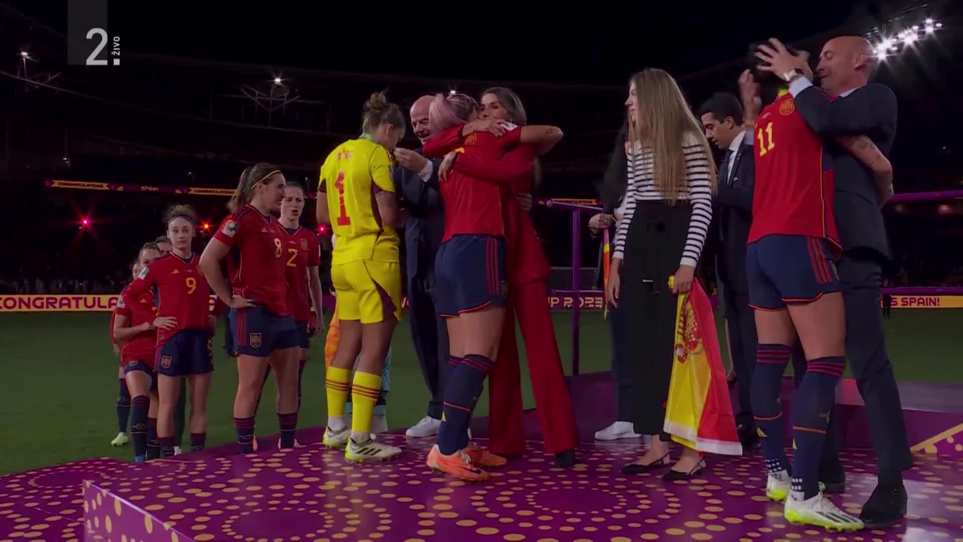 Sport Football is one Kiss. Видео поцелуя на футбольном матче на трибуне дама в Красном платье.