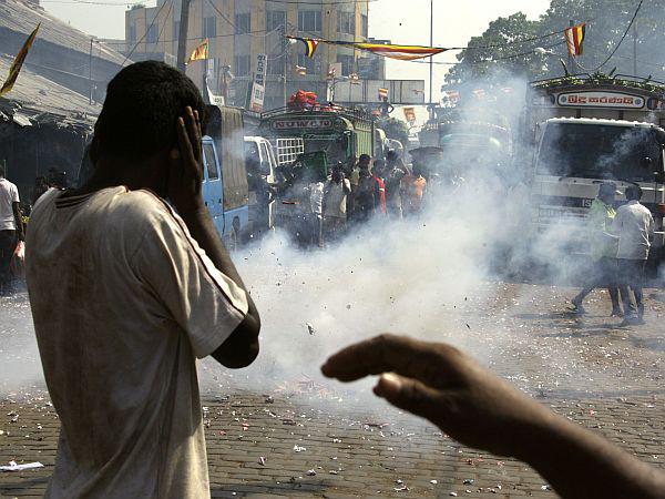 V prestolnici Kolombo prebivalci praznujejo poraz Tamilskih tigrov. Foto: Reuters