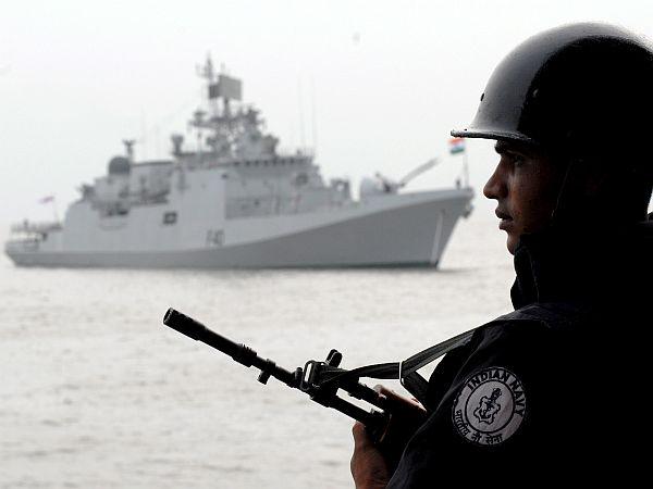 Premier Singh je podauril, da mornarica v indijskih varnostnih interesih postaja vse pomembnejša. Foto: EPA