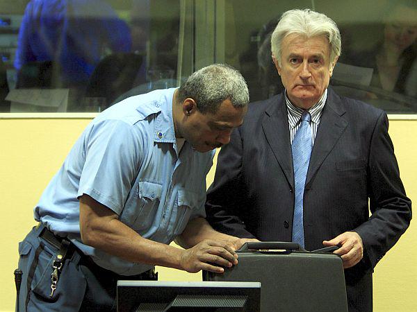 Karadžića so leta 2008 po 13 letih na begu prijeli v Beogradu. Na haaškem sodišču so mu začeli soditi leta 2009. Foto: EPA