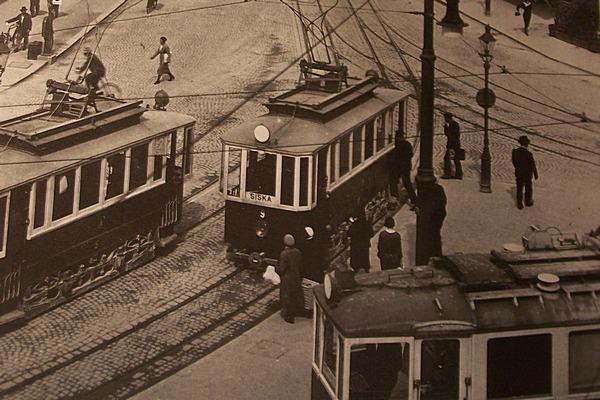 Pot tramvaju je v Ljubljano olajšal tudi rušilni potres leta 1895. Vrsto hiš so namreč porušili, razširili so ceste in začeli resno razmišljati o postavitvi mestne železnice. Foto: iz knjige Ljubljanski tramvaj