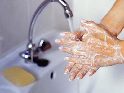 Najboljši način preventive je redno umivanje rok.