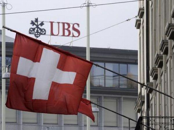 Švicarska banka UBS, ki je tudi med največjimi upravljalci premoženja na svetu, je imela v tretjem četrtletju za 2,1 milijarde dolarjev dobička, kar je 99 odstotkov več kot v istem lanskem obdobju. Delnice so poskočile za šest odstotkov in so izbrisale skoraj vse letošnje izgube. je povedal izvršni direktor Sergio Ermotti. Analitiki so po 11-odstotnem padcu dobička v drugem četrtletju napovedovali 1,5 milijarde dolarjev dobička v obdobju med julijem in septembrom. UBS je prva večja evropska banka, ki je sporočila sveže četrtletne rezultate. Pričakovati je, da bodo dobički v evropskem finančnem sektorju tudi sicer po slabem prvem polletju okrevali. Foto: EPA