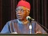Chinua Achebe je znova prijel za pero