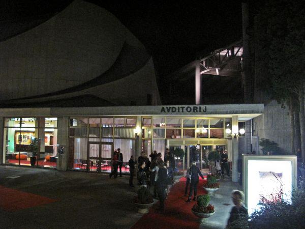 Prizorišče festivala - portoroški Avditorij z rdečo preprogo, ki se vije po celotnem prostoru. Foto: MMC RTV SLO/Blaž Kosovel