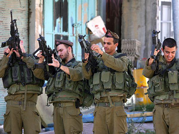 Izraelska policija je Palestincem preprečila dostop do njihovega svetega kraja, da bi se izgonila morebitnemu nasilju. Foto: EPA