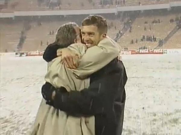Podobe v Kijevu novembra 1999 so bile res pravljične - slovenska nogometna reprezentanca se je prvič prebila na največji oder, selektor Srečko Katanec pa je s 'srečnim božičem' pripravil enega najlepših športnih nagovorov. Foto: MMC RTV SLO