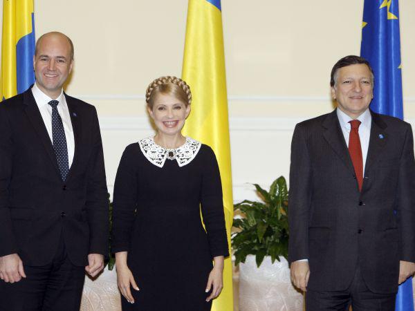 Švedski premier Fredrik Reinfeldt, ukrajinska premierka Julija Timošenko in predsednik evropske Komisije Jose Manuel Barroso na srečanju v Kijevu. Foto: EPA