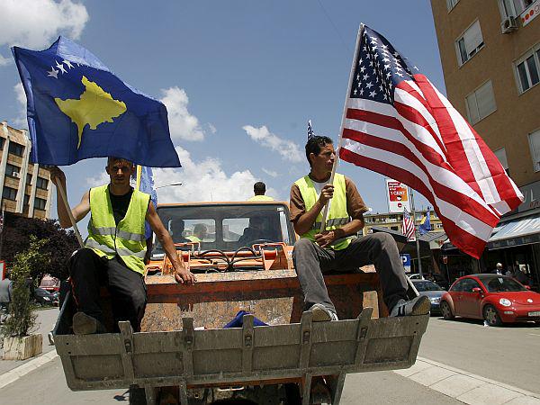 V Prištini so z navdušenjem sprejeli ameriškega podpredsednika Joeja Bidna. ZDA je ena največjih podpornic kosovske neodvisnosti. Foto: EPA