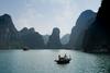 V nesreči turistične ladje v Vietnamu umrlo 12 ljudi