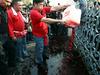 Foto: Simbolično prelivanje krvi protestnikov