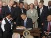 Foto: Obama podpisal reformo za ljudi, kot je bila njegova mama