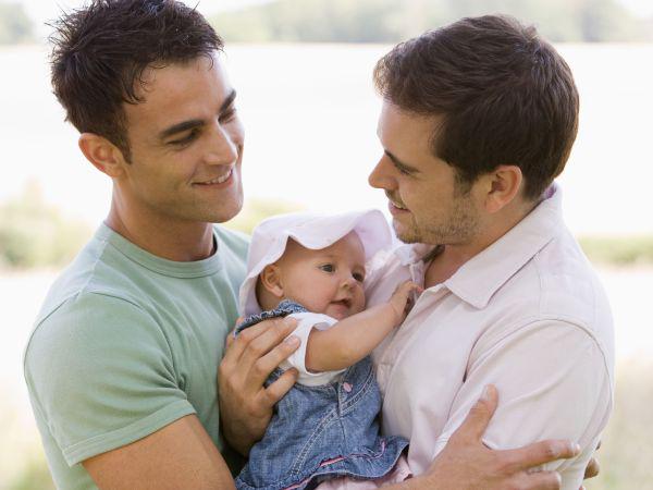 Najbolj sporni del družinskega zakonika je pravica istospolnim parom, da lahko posvojijo otroka. Foto: Thinkstock