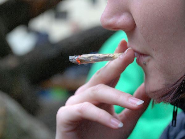 Dobra četrtina oz. slaba petina prebivalcev 30 držav je v življenju že poskusilo kajenje marihuane, ki je daleč najbolj razširjena prepovedana droga v Evropi. Foto: EPA