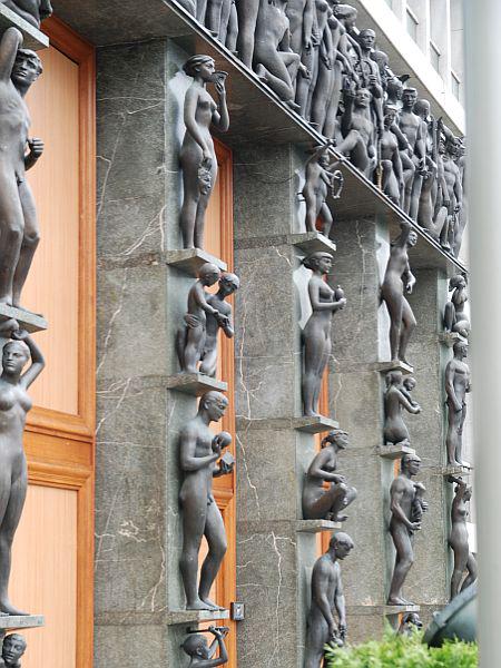 Kipe na pilastrih je zasnoval Zdenko Kalin. Osrednji pilaster je namenjen varni poti v prihodnost, sreči, blaginji in miru, na levi in desni stojijo alegorije lepih umetnosti, na zunanji strani pa portal varujejo figure, pripravljene na odpor. Foto: MMC RTV SLO/Marjetka Nared