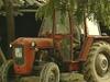 Pod traktorjem umrl 75-letnik