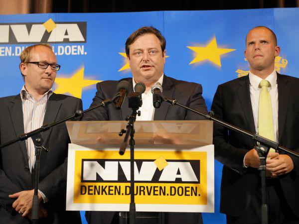 Na sredini fotografije predsednik stranke N-VA  Bart De Wever. Foto: EPA