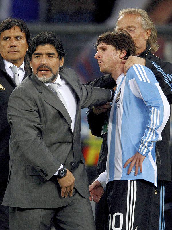 Argentinci so upali, da bosta Diego Maradona in Lionel Messi iz Južne Afrike prinesla pokal za zmagovalca, toda argentinske zgodbe je bilo konec že v četrtfinalu. Foto: Reuters