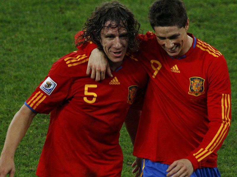Carles Puyol (levo) je za Španijo debitiral novembra 2000. V 90 nastopih je dosegel 3 gole. Foto: EPA