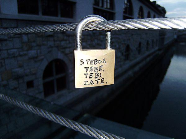Ključavnice kot simboli nesmrtne ljubezni so se pojavile po mostovih po vsem svetu. Zdaj jih je dobila tudi Ljubljana. A za kako dolgo? Foto: MMC RTV SLO/B. T.
