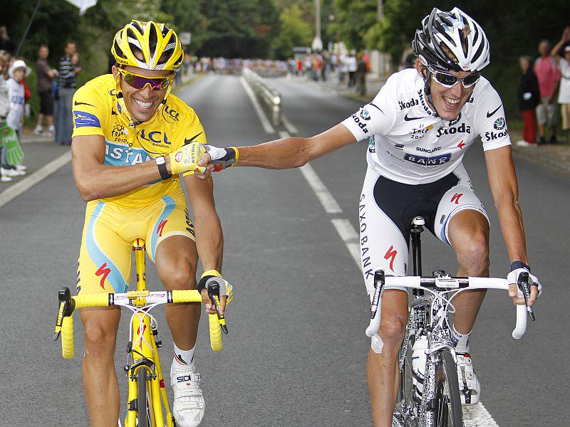 Alberto Contador je v najodmevnejši etapi na letošnjem Touru proti Andyju Schelcku dobil 39 sekund prednosti, na koncu francoske pentlje pa je imel natanko toliko zaloge prednosti pred kolesarjem iz Luksemburga. Schleck, ki je tudi na začetku dirke izkoristil padec tekmecev, se po koncu tritedenske dirke ni pritoževal in športno čestital Špancu. Foto: EPA