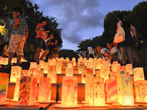 Prebivalci Nagasakija so že dan pred obletnico napada v spominskem parku polagali svečke. Foto: EPA