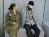Izraelska vojakinja ne obžaluje fotografij palestinskih ujetnikov
