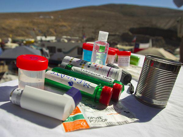 Čilske oblasti so pripravile hrano, vodo in zdravila, ki jih bodo skozi cev pošiljale ujetim rudarjem. Foto: EPA
