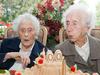 Najstarejši dvojčici na svetu sta upihnili 100. svečko na torti