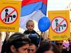 Protesti v Srbiji: Odpovejte Parado ponosa, pomagajte družinam!