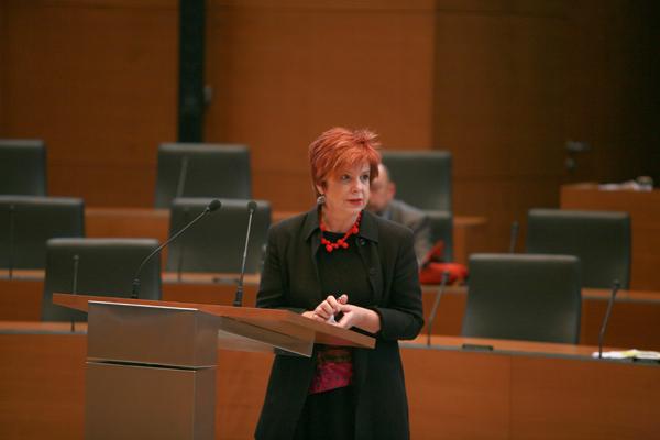Ministrica za kulturo Majda Širca je prepričana, da bo novi zakon o RTV Slovenija pripomogel k njenemu bolj transparentnemu delovanju. Foto: DZ
