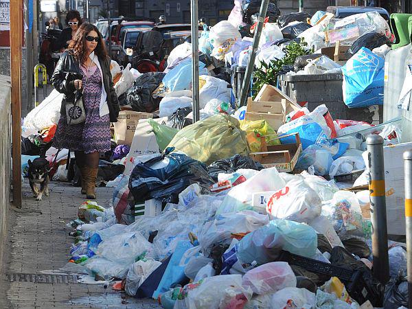 Smetišča v Neaplju so polna smeti, a tamkajšnje prebivalstvo nasprotuje odprtju novih odlagališč zaradi neznosnega smradu. Foto: EPA