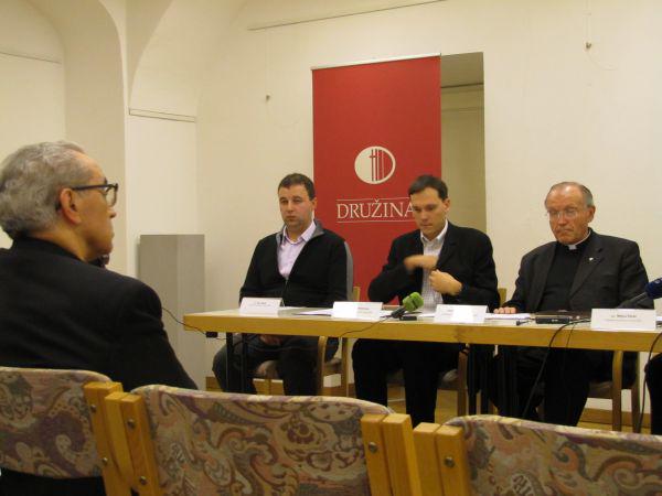 Na tiskovni konferenci je komisiji prisluhnil tudi apostolski nuncij v Sloveniji Santos Abril y Castello. Foto: MMC RTV SLO/Ana Svenšek
