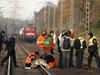 Foto in video: Protestniki svoje življenje priklenili na tire