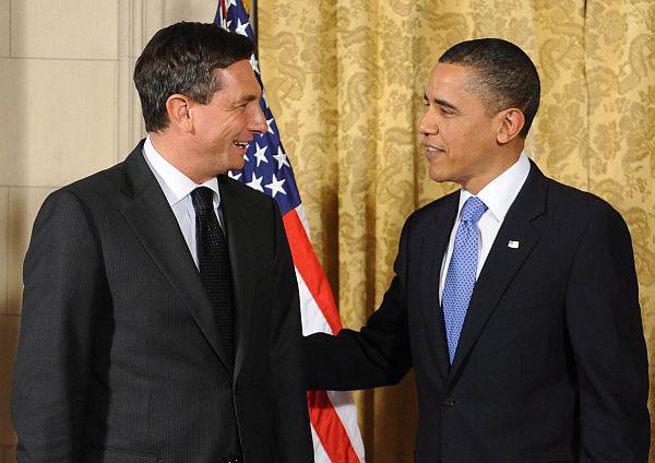 Pahor in Obama sta se srečala aprila letos na Češkem. Pahor naj bi ZDA obiskal prihodnje leto. Foto: EPA