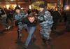 Foto: Ruska policija z množičnimi aretacijami preprečila etnične spopade
