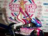 Foto: Paris Hilton pozirala na motorju in predstavila svoje moštvo