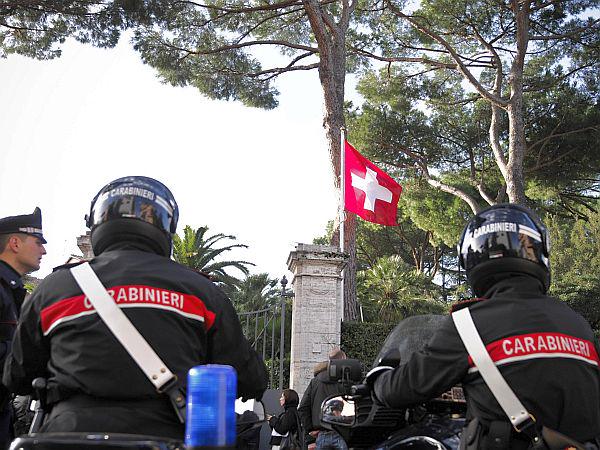 Iz švicarskega veleposlaništva so sporočili, da ne vedo, kdo bi lahko stal za bombno pošiljko. Foto: EPA