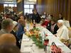 Foto: Papež pred kosilom z reveži obsodil božično nasilje
