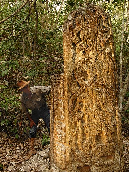 Dr. Ivan Šprajc ob steli 9 na najdišču Oxpemul (Campeche, Mehika), ki ga je leta 1934 odkrila odprava Karla Rupperta, a je zatonilo v pozabo do ponovnega odkritja leta 2004. Foto: Kenneth Garrett, National Geographic Society