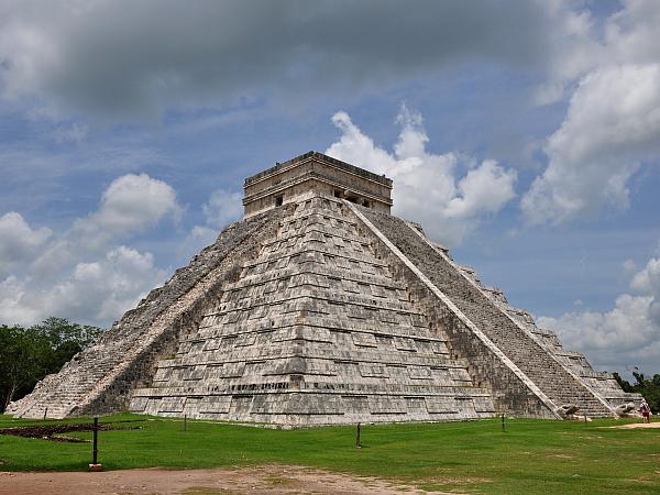 Kukulcánova piramida, imenovana tudi El Castillo, je največje svetiščena najdišču Chichén Itzá (Yucatán, Mehika).