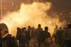Foto: Protestniki v Suezu zažgali vladno stavbo