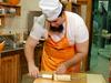 Video: Pek, ki nasmeje ljudi, in komik, ki peče pletenico